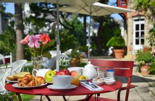 petit-déjeuner ensoleillé et jardin fleuri - hotel saint christophe
