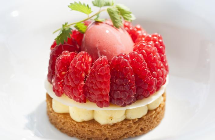 tarte aux framboises, sorbet et crème pâtissière - restaurant à la baule