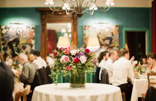 réception avec plusieurs invités et un bouquet de fleurs sur une table ronde - evenements la baule