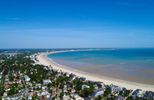 vue panoramique sur une grande plage - hotel la baule escoublac