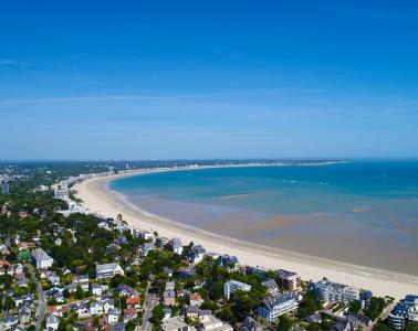 vue panoramique sur une grande plage - hotel la baule escoublac