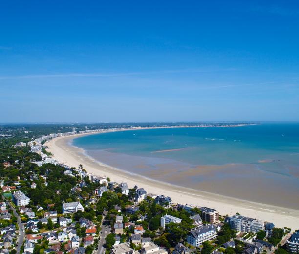 vue panoramique sur une grande plage - hotel la baule escoublac