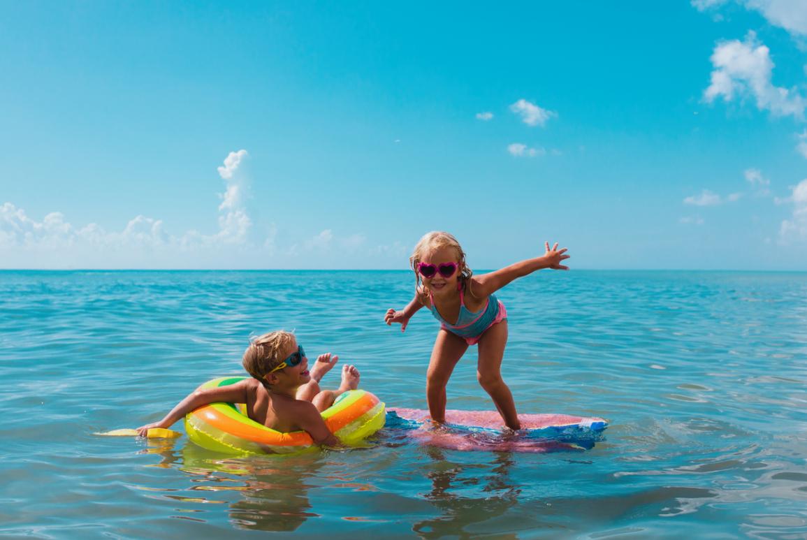 enfants qui jouent dans la mer - que faire à la baule en famille