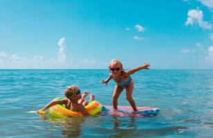 enfants qui jouent dans la mer - que faire à la baule en famille