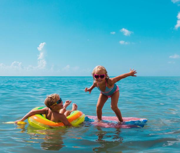 enfants qui jouent dans la mer - que faire à la baule en famille