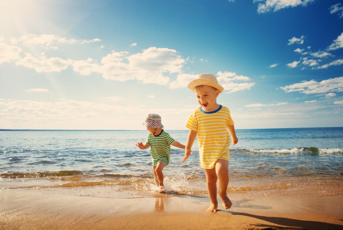 enfants jouant sur une plage ensoleillée au bord de la mer - que faire à la baule en famille