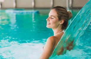 femme qui se détend dans une piscine - hotel thalasso la baule