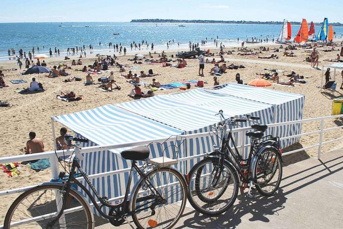 vélos garés sur la promenade de la plage - hotel la baule escoublac