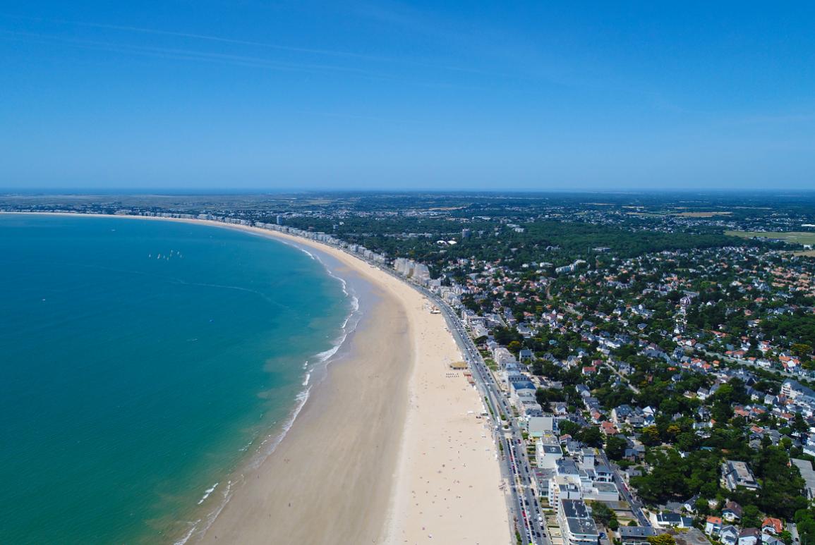 panorama aérien d'une plage - hotel la baule escoublac