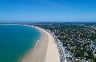 panorama aérien d'une plage - hotel la baule escoublac