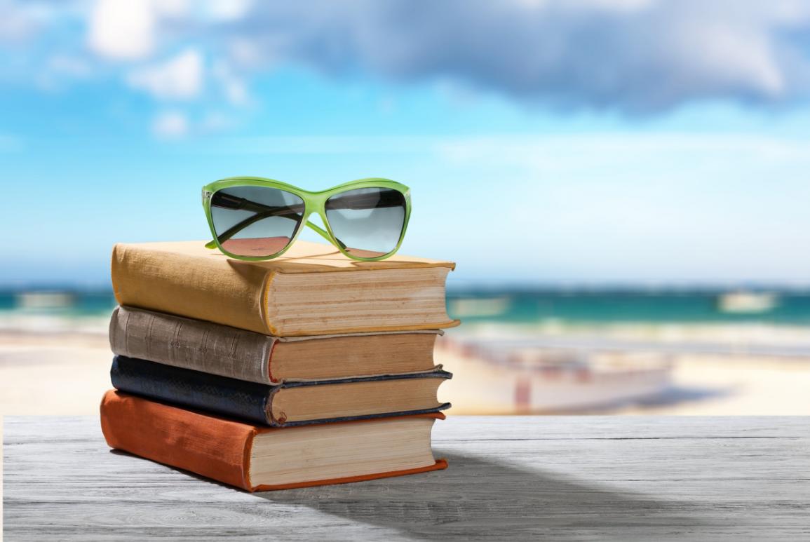 lunettes de soleil posés sur des livres prêt d'une plage - hotel la baule escoublac