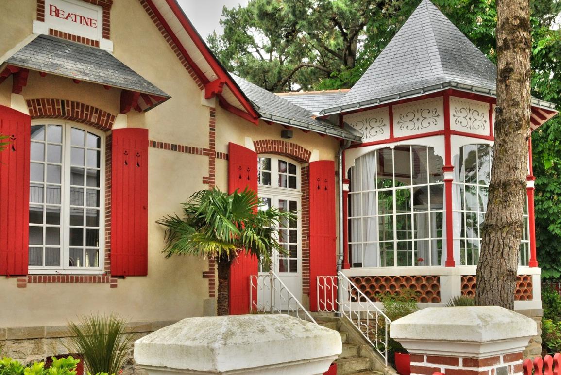 maison de charme avec volets rouges - hotel la baule escoublac