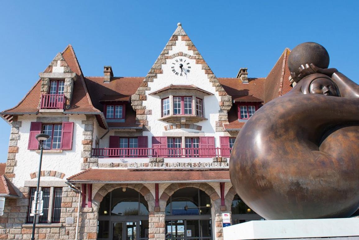 manoir et sculpture moderne - hotel saint christophe