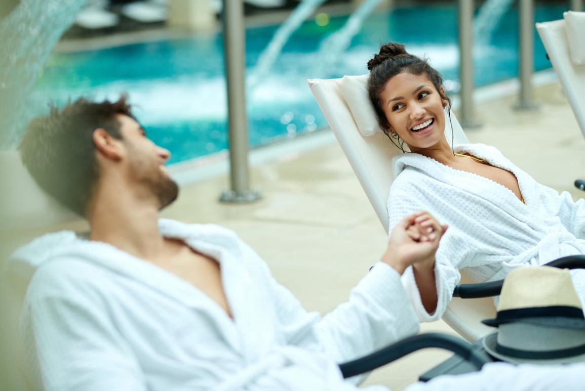couple en peignoirs se détendant près d'une piscine - hotel thalasso la baule