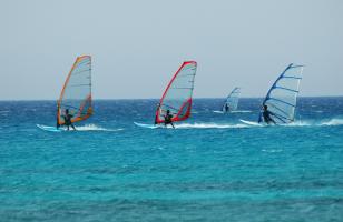 windsurf sur eau turquoise - hotel la baule escoublac