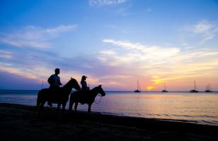 cavaliers au coucher de soleil sur la plage - hotel la baule escoublac