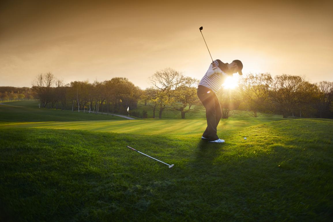 golfeur jouant au coucher de soleil - hotel la baule escoublac