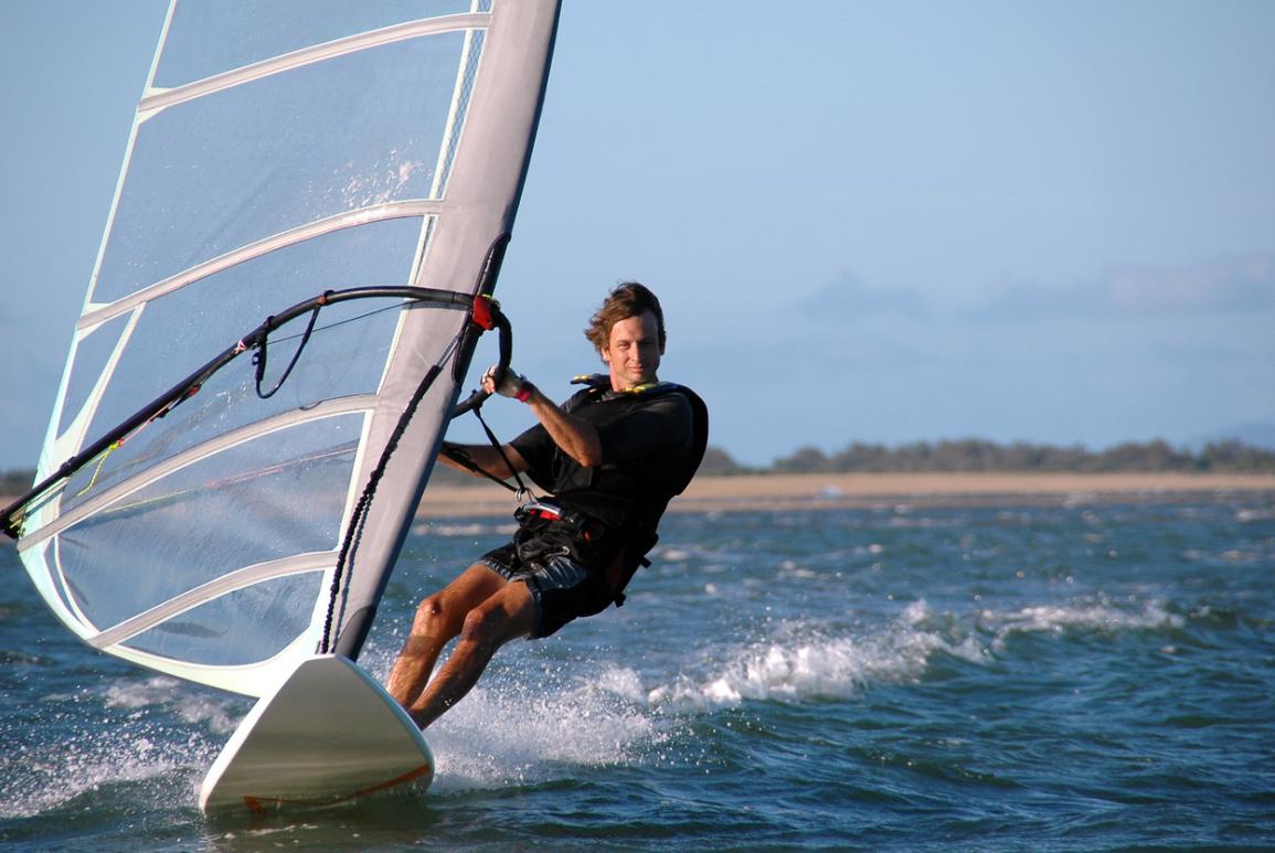 un homme sur une planche à voile en action sur l'eau - hotel la baule escoublac