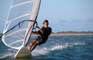 un homme sur une planche à voile en action sur l'eau - hotel la baule escoublac