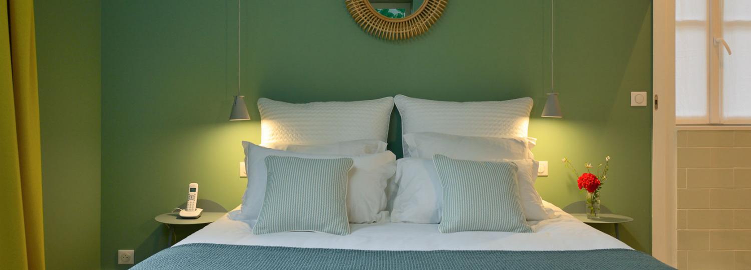 chambre avec mur vert - hotel la baule