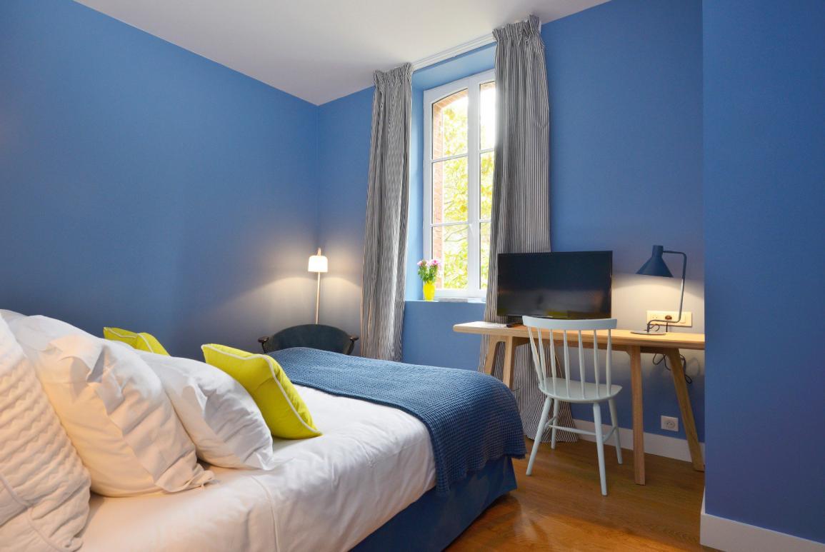 chambre bleue avec bureau et ordinateur - hotel 4 etoiles la baule