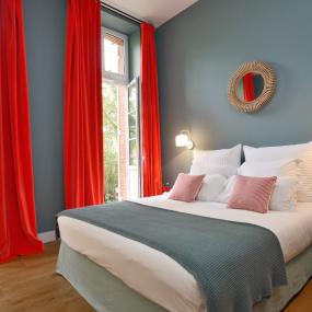 chambre lumineuse avec rideaux rouges - hotel 4 etoiles la baule