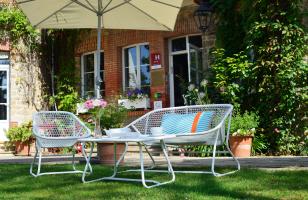 terrasse ensoleillée, sièges design et verdure - week end thalasso en amoureux