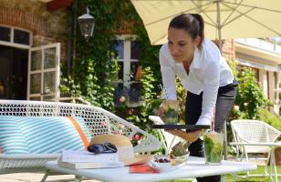 serveuse en terrasse - hotel saint christophe