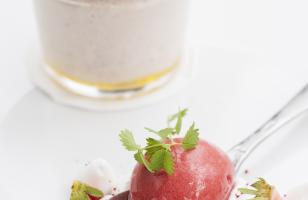 dessert en verrine, sorbet fraise et meringues - restaurant à la baule