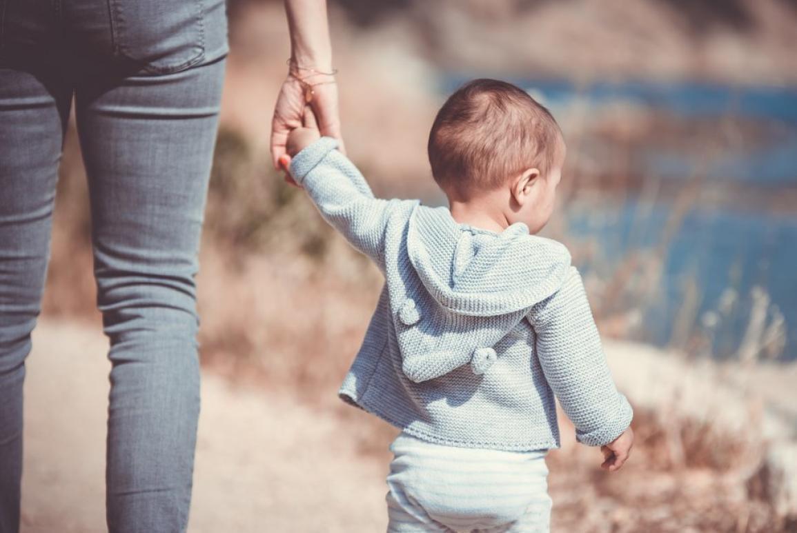 balade d'une mère et d'un enfant près d'un lac - que faire à la baule en famille