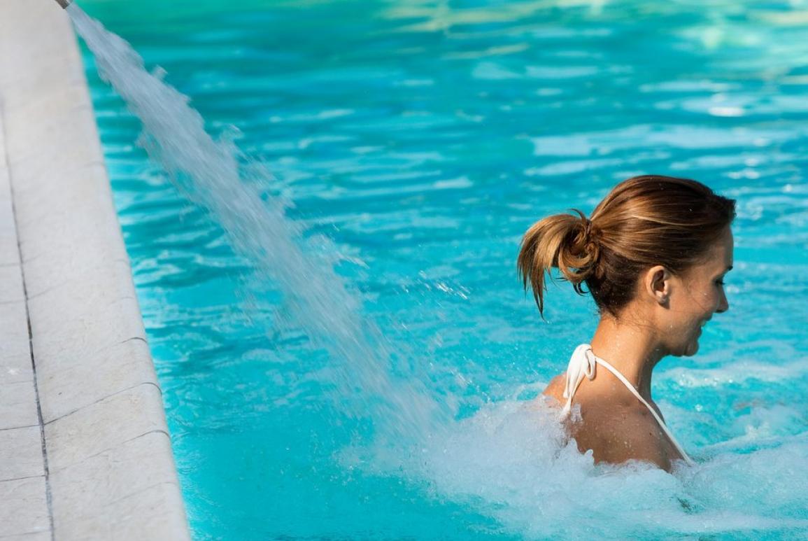 femme se baignant dans la piscine - hotel thalasso la baule