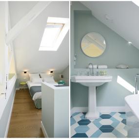 chambre blanche et salle de bain avec carrelage blanc et bleu - hotel la baule vue mer
