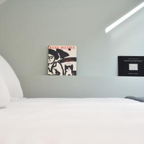 lit double avec drap blanc - hotel la baule vue mer