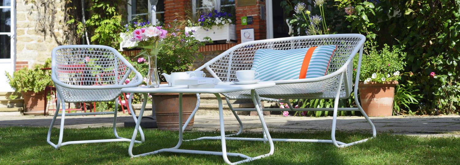 table de jardin avec deux fauteuils - hotel la baule vue mer