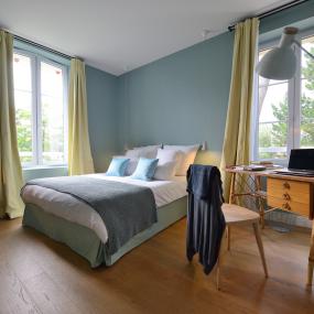 chambre moderne avec espace de travail - hotel 4 etoiles la baule