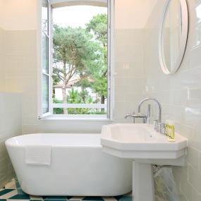 salle de bain lumineuse avec vue sur le jardin - hotel 4 etoiles la baule