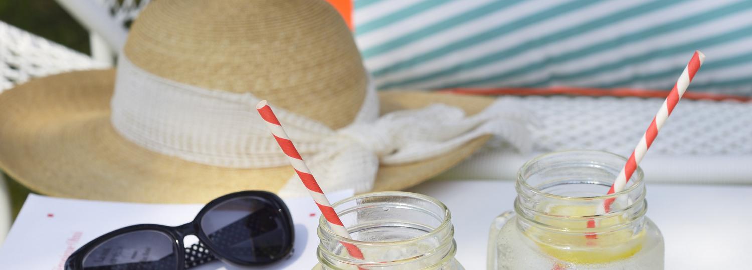 accessoires d'été et boissons rafraîchissantes - hotel de charme la baule