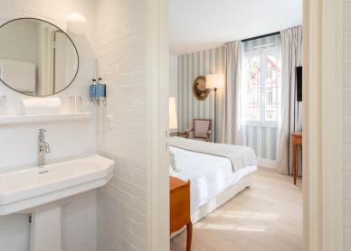 salle de bain blanche avec chambre adjacente - hotel 4 etoiles la baule