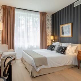 chambre d'hôtel spacieuse avec grand lit double - hotel 4 etoiles la baule