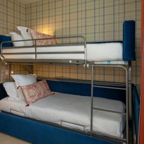 lit superposé dans chambre à carreaux - hotel de charme la baule