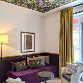 petit salon avec canapé violet - hotel la baule vue mer