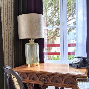 bureau en bois avec vue sur le jardin - hotel la baule vue mer