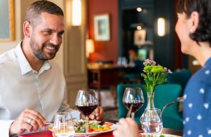 un homme et une femme lors d'un diner romantique - restaurant à la baule