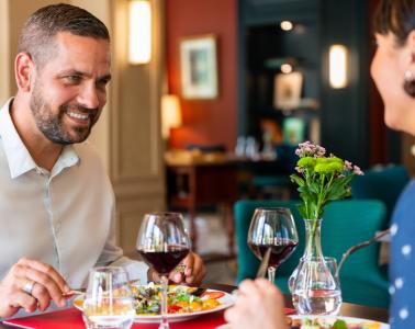 un homme et une femme lors d'un diner romantique - restaurant à la baule