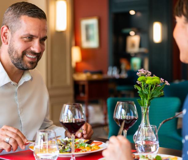 un homme et une femme lors d'un diner romantique - restaurant à la baule