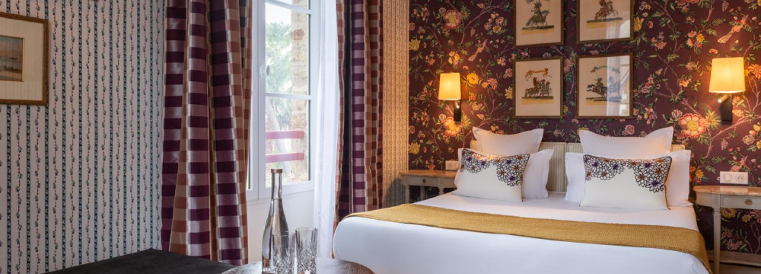 chambre d'hôtel avec motifs floraux et lit double - hotel 4 etoiles la baule