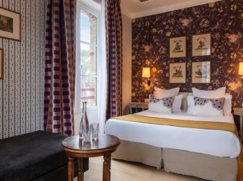 chambre d'hôtel avec motifs floraux et lit double - hotel 4 etoiles la baule