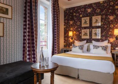 chambre d'hôtel avec motifs floraux et lit double - hotel 4 etoiles la baule