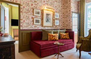 salon vintage, canapé bordeaux et papier peint floral - hotel la baule