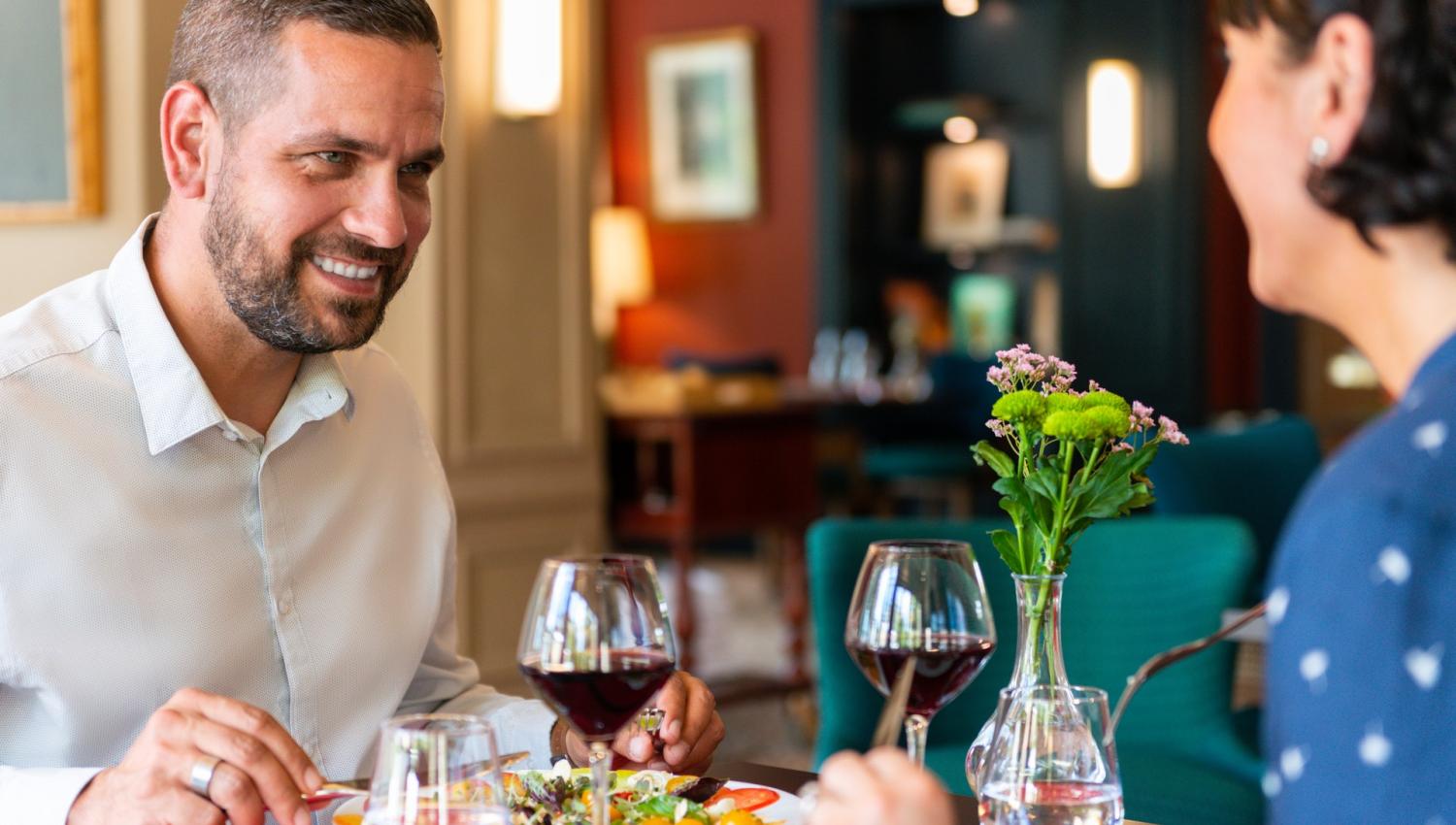 un homme et une femme lors d'un diner romantique - hotel saint christophe